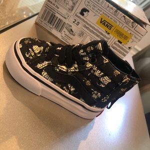 Peanuts glow baby size 2 vans